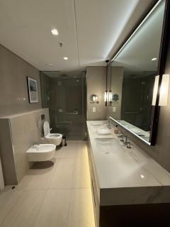 سحر المحيط لتأجير بيوت العطلات ocean magic 4BR luxury apartment , direct sea facing at Address beach resort Fujairah - 6