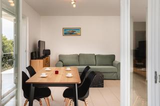 Newly refurbished 2 bd with sea views - 3