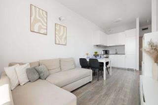 Modern Apartment with Parking and Balcony by Noclegi Renters - 5