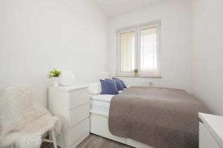 Modern Apartment with Parking and Balcony by Noclegi Renters - 9