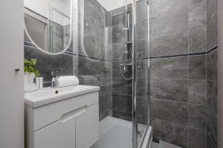 Modern Apartment with Parking and Balcony by Noclegi Renters - 6