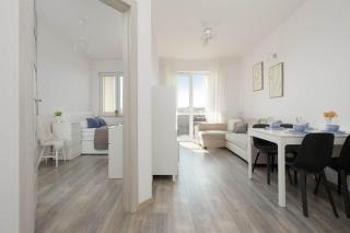 Modern Apartment with Parking and Balcony by Noclegi Renters - 1
