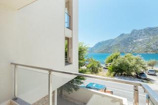 Cozy 1 bed apt with front row views of the sea - 3