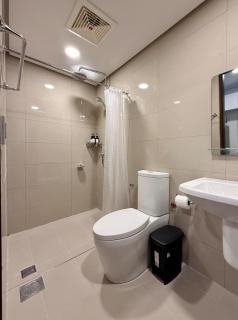 38 Park Ave IT Park with Fast Wi-Fi, Pool, & Netflix - 5