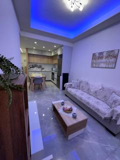 Luxury Haven Fully Renovated Designer Apartment - 9