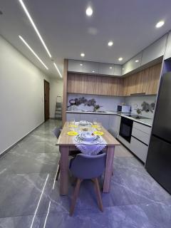 Luxury Haven Fully Renovated Designer Apartment - 6