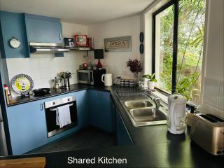 Nicole Guest House - Private Room & Bathroom - 6kms from City - 6