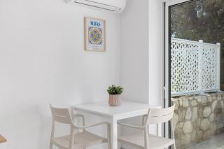 Newly renovated 1-Bedroom Apt with kitchen & patio - 4