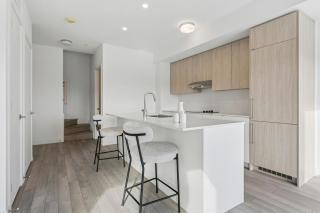 Home Richmond Hill 2 bed 2 bath Parking - 7