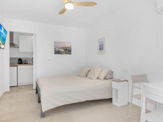 Newly renovated 1-Bedroom Apt with kitchen & patio - 9