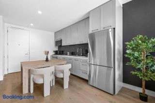 Stylish 1BR in DTLA l Pool Gym High Rise - 2