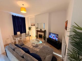 Bright and Stylish 2 bed house - 8