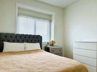 3BR 2BA near Renfrew Station - Free Parking - Pets Free - 3