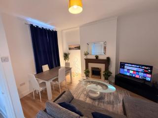 Bright and Stylish 2 bed house - 9