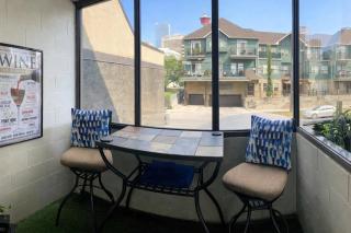 Entire Downtown Condo steps to Stampede and BMO with Parking, 1,5 hrs to Banff - 7