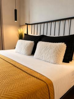 Chic Athens Suite Modern & Central - 3