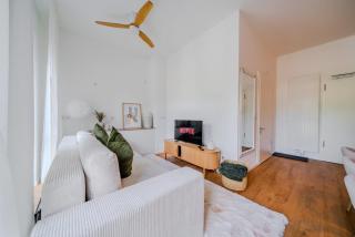 Spacious Parkside Residence - Modern 2BR by OYA - 1