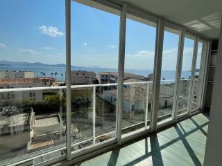 Très beau T2 climatisé refait à neuf, vue mer panoramique exceptionnelle à 120m à pied de la plage - 0