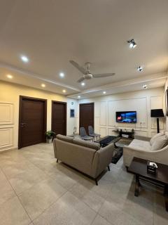 Urban Luxe - 2BHK Luxury Apartment - City Center - Gulberg - 8