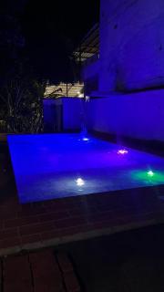 Cabaña con piscina iluminada amplias zonas verdes - 6