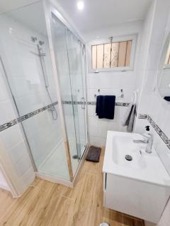 Modern 1 Bedroom Apartment Seaview & Mountain View - 8
