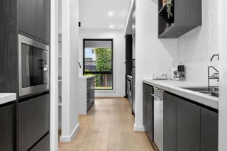 Elegant Mansion in Lightsview | By Host Solutions - 3