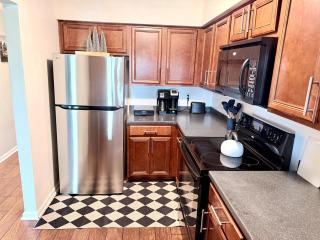 Walk to Broadway! Quiet Riverfront 2BR2BATH Condo, Pool & Parking, Sleeps 6 - 6