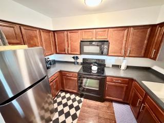 Walk to Broadway! Quiet Riverfront 2BR2BATH Condo, Pool & Parking, Sleeps 6 - 5