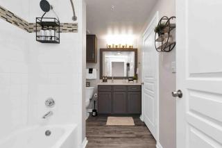 Stylish Retreat NRG Downtown Free Parking - 6