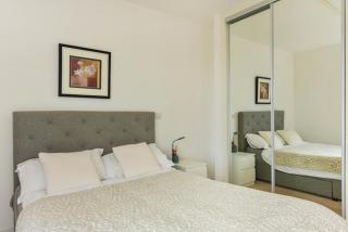 Modern 1-Bedroom Flat with Balcony & Gym - Near East Croydon Station - 3
