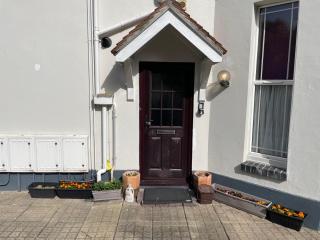 Spacious two bedroom flat in Lansdowne - 1