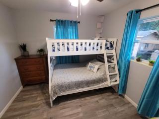 Cozy Cottage - Sleeps 8 - Close to Silver Springs & WEC - 4