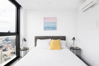Stylish 75th-Floor CBD Penthouse with Pool & Parking - 5