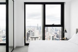 Stylish 75th-Floor CBD Penthouse with Pool & Parking - 4