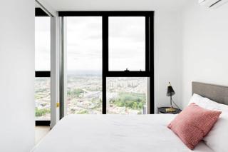 Stylish 75th-Floor CBD Penthouse with Pool & Parking - 2