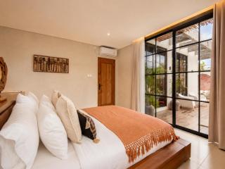 Elegant 4BR Seminyak Villa 10 min from center - 1