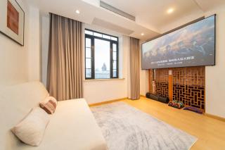 Charming Lodge with Lujiazui Night View Steps to The Bund & Metro Lines 10 & 12-Cloudy Joy Home - 1