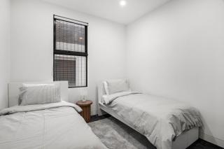 Luxury 3BR w Rooftop Spacious & Modern Sleeps 8 - 9
