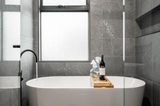 Luxury 3BR w Rooftop Spacious & Modern Sleeps 8 - 7