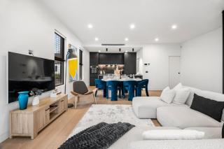 Luxury 3BR w Rooftop Spacious & Modern Sleeps 8 - 1