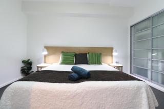 City Views on Pool Level King Bed, FREE parking - 1