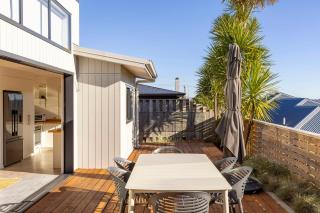 Idyllic Getaway - modern and stylish with private spa - 5