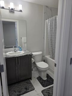 3bedroom home in Calgary NE Near Airport - 3