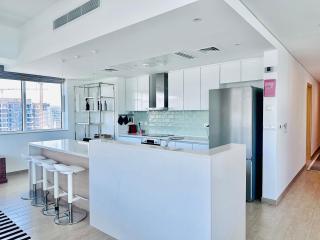 Luxury Yas 2BR plus Maids room with Golf & Sea Views - 7
