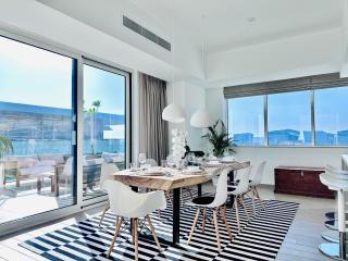 Luxury Yas 2BR plus Maids room with Golf & Sea Views - 7