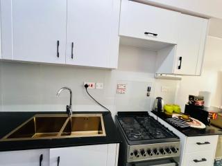 Sunlit 6th Floor Sanctuary Cozy Balcony with stadium and Ngong road forest views - 7
