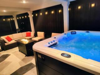Resort-Style Home - Hot Tub, Mini Golf, Gym, 1G WiFi - 0
