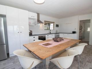 Aqua Vista On Arden - beachfront bach in Oakura - 9
