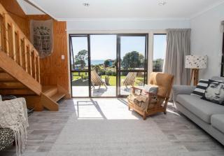 Aqua Vista On Arden - beachfront bach in Oakura - 0