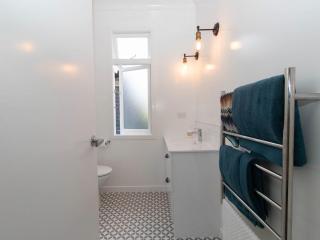 Blue Water Cottage - with beachfront coastal views - 4